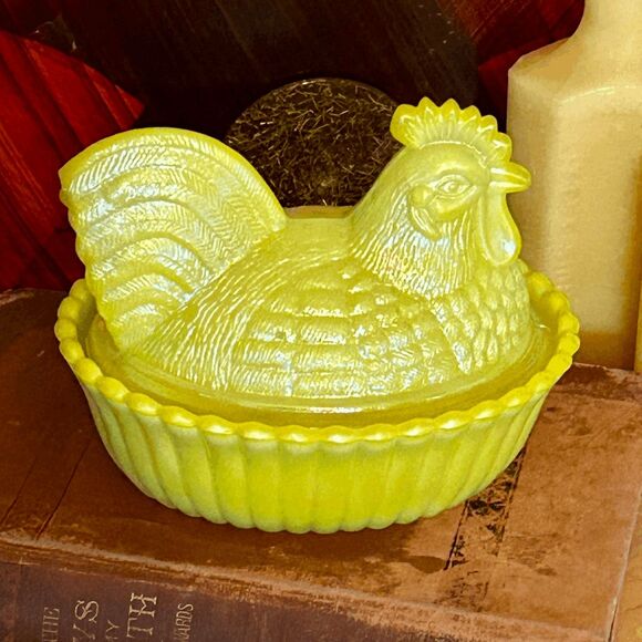 Carnival Dandelion Yellow Rooster on Nest – Westmoreland Mold – UV Reactive – Ro - Picture 2 of 5